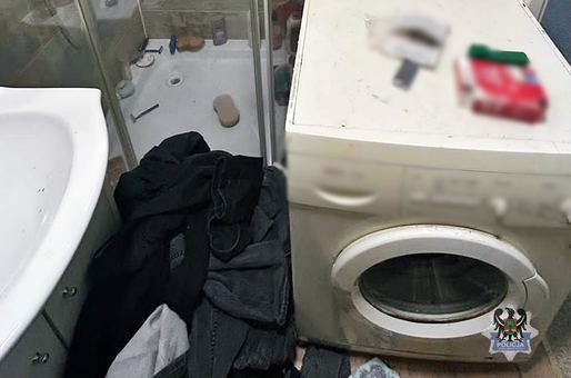 Schował się za pralką pod ubraniami