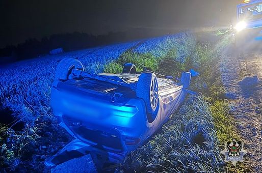 Auto dachowało, pasażerka w szpitalu