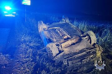 Auto dachowało, pasażerka w szpitalu