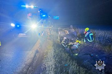 Auto dachowało, pasażerka w szpitalu