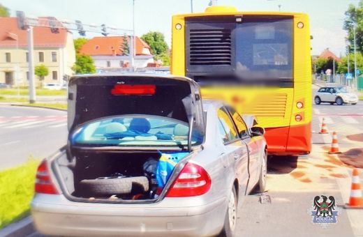 68-latek wjechał w tył autobusu