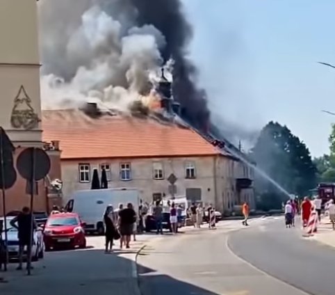 Wałbrzyscy strażacy walczą z potężnym pożarem