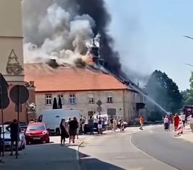 Wałbrzyscy strażacy walczą z potężnym pożarem