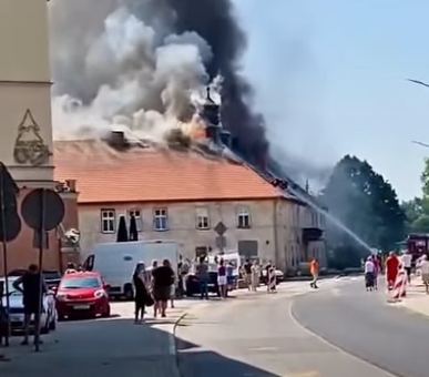 Wałbrzyscy strażacy walczą z potężnym pożarem