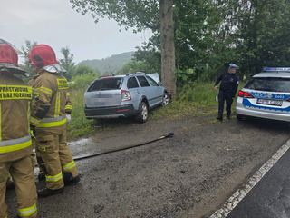 Wypadł z drogi i uderzył w drzewo. Jedna osoba w szpitalu