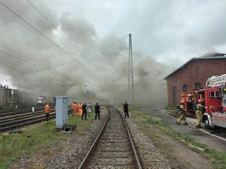 Strażacy walczą z pożarem zabytkowej parowozowni