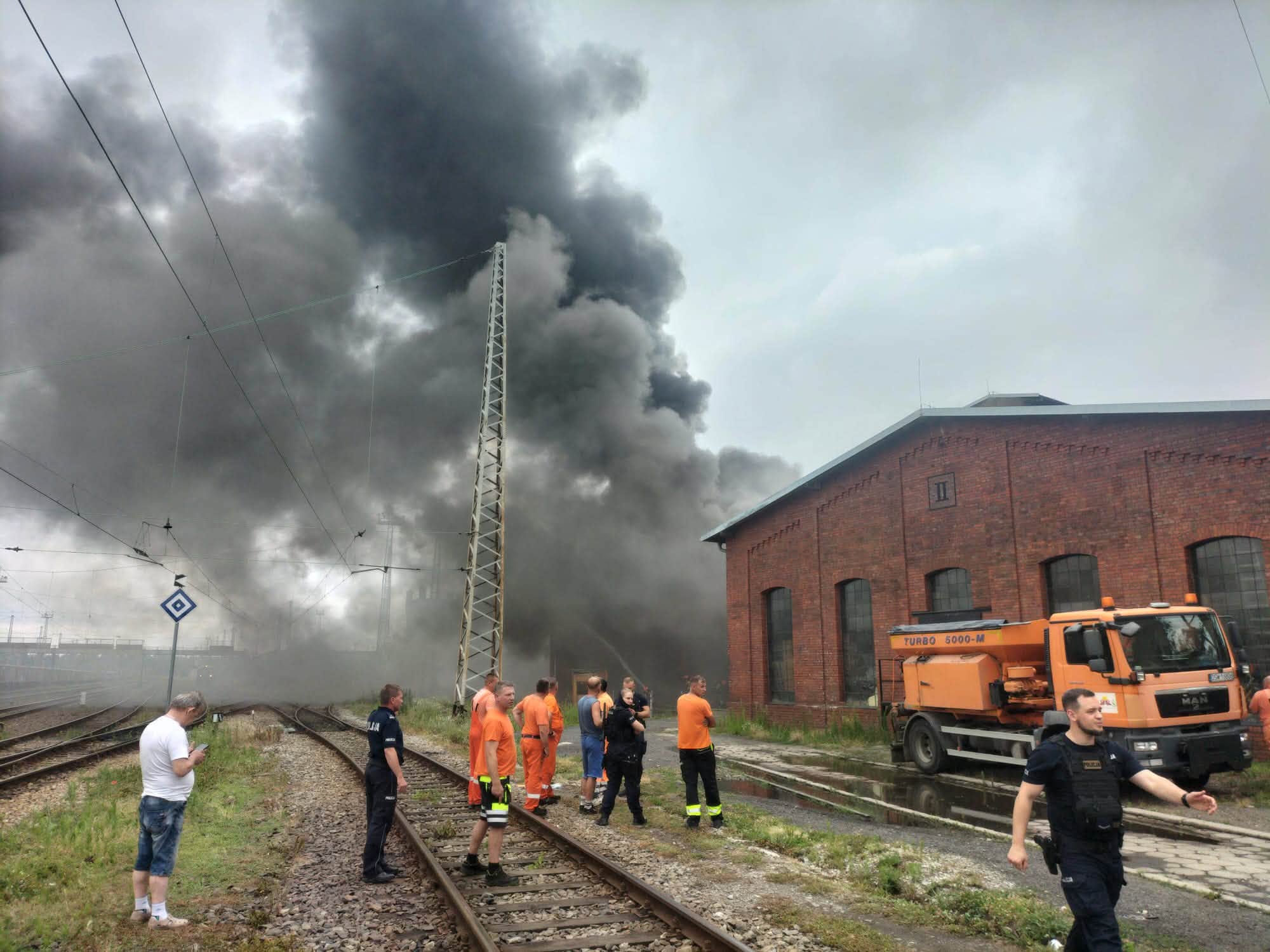 Strażacy walczą z pożarem zabytkowej parowozowni