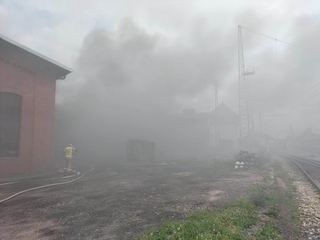 Strażacy walczą z pożarem zabytkowej parowozowni
