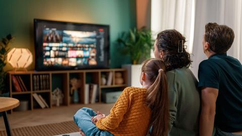 Rozrywka i praca bez kompromisów. Jak internet i telewizja w jednym pakiecie obniżają domowe koszty