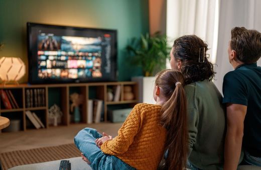 Rozrywka i praca bez kompromisów. Jak internet i telewizja w jednym pakiecie obniżają domowe koszty