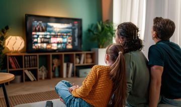 Rozrywka i praca bez kompromisów. Jak internet i telewizja w jednym pakiecie obniżają domowe koszty