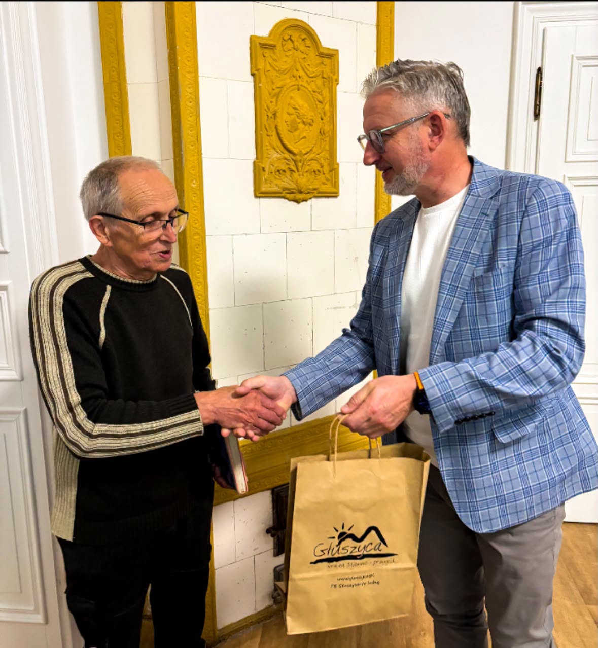 Pan Wiktor wygrał walkę z chorobą, a teraz zbiera wspomnienia z odwiedzonych miejsc