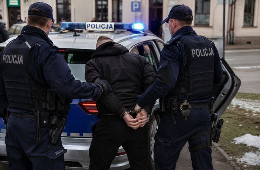 Zadźgał własną siostrę i ciężko ranił matkę. Usłyszał już zarzuty