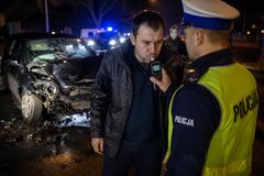 Złapany po wypadku z blisko 3 promilami. Miał już sądowy zakaz i usłyszał zarzuty