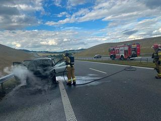 Pożar samochodu na drodze S3