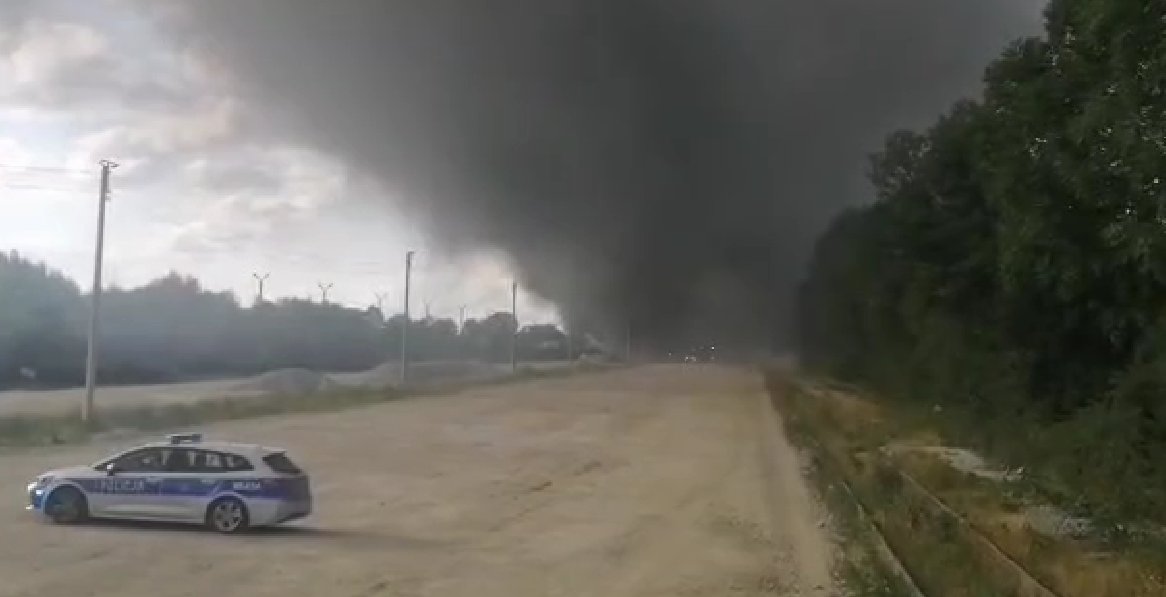 Potężny pożar obiektu pokolejowego. 24 zastępy w akcji gaśniczej!