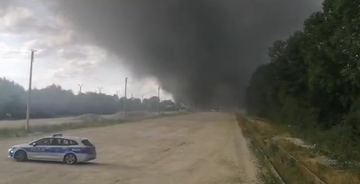 Potężny pożar obiektu pokolejowego. 24 zastępy w akcji gaśniczej!
