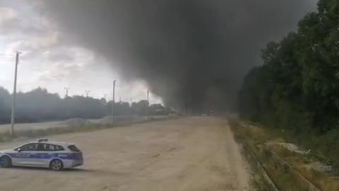 Potężny pożar obiektu pokolejowego. 24 zastępy w akcji gaśniczej!