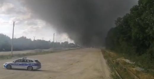 Potężny pożar obiektu pokolejowego. 24 zastępy w akcji gaśniczej!