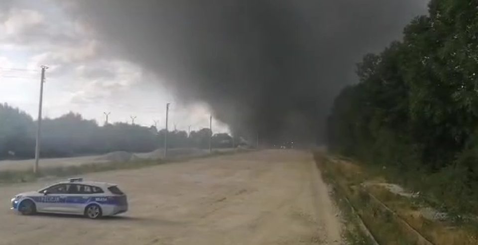 Potężny pożar obiektu pokolejowego. 24 zastępy w akcji gaśniczej!