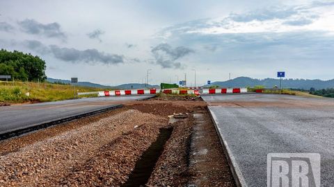 Asfalt dotarł do granicy. Czesi połączyli autostradę D11 z polską S3