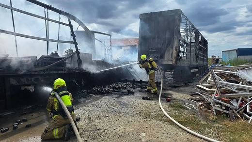 Płoną trzy ciężarówki, śmieci i zboże. Zagrożone poblskie budynki!