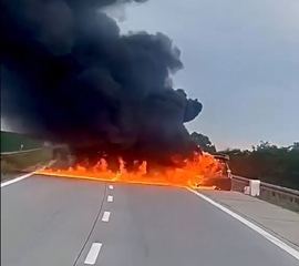 Pożar na A4. Przejazd całkowicie zablokowany