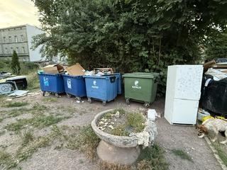 W bezpośrednim sąsiedztwie Rynku zalegają sterty odpadów