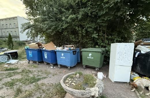 W bezpośrednim sąsiedztwie Rynku zalegają sterty odpadów