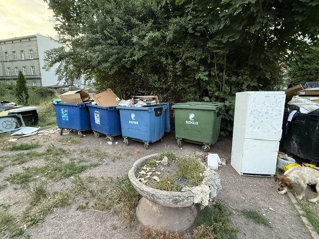 W bezpośrednim sąsiedztwie Rynku zalegają sterty odpadów