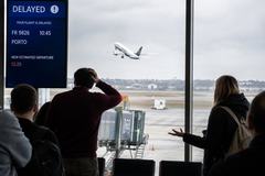 Koniec z "nabijaniem w butelkę". Pasażerowie linii lotniczych w UE z nowymi prawami