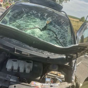 Groźne zderzenie dwóch aut i motocykla. Na miejscu śmigłowiec LPR