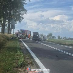 Groźne zderzenie dwóch aut i motocykla. Na miejscu śmigłowiec LPR