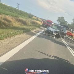 Groźne zderzenie dwóch aut i motocykla. Na miejscu śmigłowiec LPR