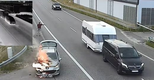 Samochód się pali na drodze - nikt nie chce pomóc