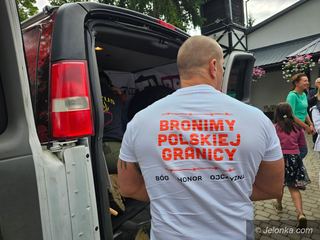 Bus-kaplica dotarł do Jeleniej Góry. Modlili się za Polskę