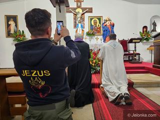 Bus-kaplica dotarł do Jeleniej Góry. Modlili się za Polskę