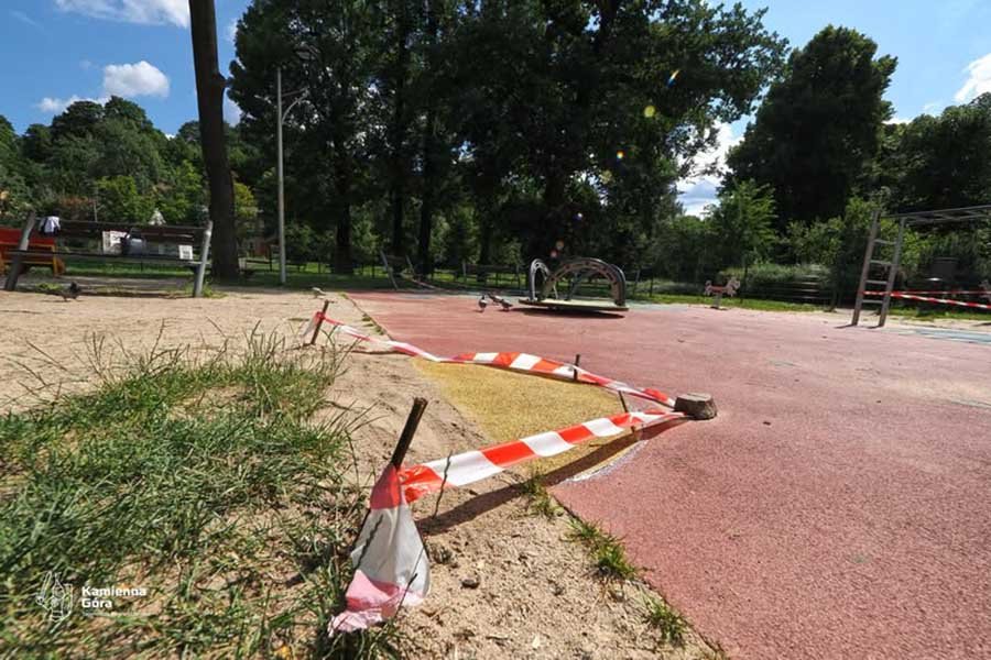 Co chwilę demolują plac zabaw dla dzieci