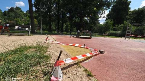 Co chwilę demolują plac zabaw dla dzieci