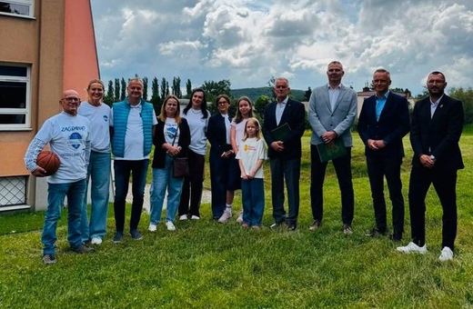 Biało-niebieska strefa basketu