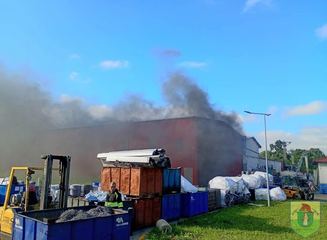 Wióry tytanowe stanęły w ogniu. Ogromny pożar hali magazynowej