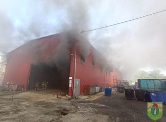 Wióry tytanowe stanęły w ogniu. Ogromny pożar hali magazynowej