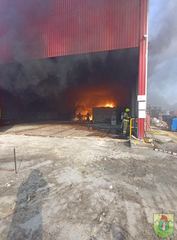 Wióry tytanowe stanęły w ogniu. Ogromny pożar hali magazynowej
