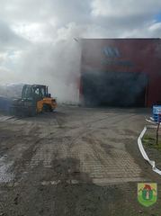 Wióry tytanowe stanęły w ogniu. Ogromny pożar hali magazynowej