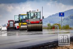 Ostatnia warstwa asfaltu na D11 przy granicy z Polską