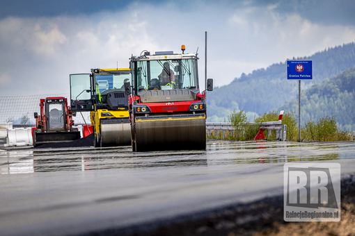 Ostatnia warstwa asfaltu na D11 przy granicy z Polską