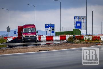 Ostatnia warstwa asfaltu na D11 przy granicy z Polską
