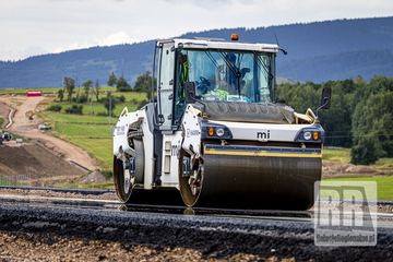 Ostatnia warstwa asfaltu na D11 przy granicy z Polską
