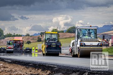 Ostatnia warstwa asfaltu na D11 przy granicy z Polską