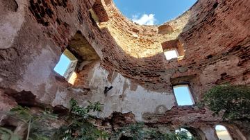 Holenderski wiatrak u stóp Sudetów. Niezwykłe ruiny ukryte pośród pól zachwycają do dziś